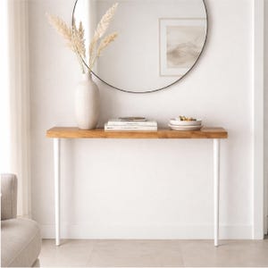 Handgemachter schmaler Konsolentisch aus massiver Eiche: Weißer Beinakzent