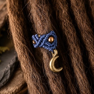 Pendentif lune en laiton et perles pour dreadlocks en macramé | Taille personnalisable | Noué à la main | Perles pour dreadlocks | Macramé | Bohème | Hippie | Sorcière