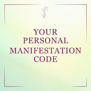 Op de afbeelding: Vierkante afbeelding met een lichtgroene en gele gradiënt achtergrond. De tekst "YOUR PERSONAL MANIFESTATION CODE" is in dieppaars. Een paarse lijntekening van een persoon staat bovenaan.
