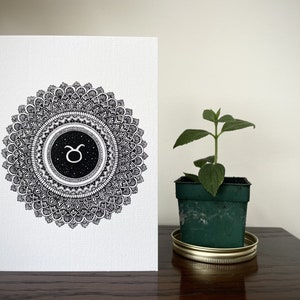 Carte de voeux taureau, art mandala, joyeux anniversaire, carte de signe astrologique pour anniversaire avril mai