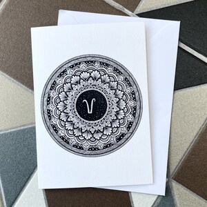Cartão de cumprimentos de Áries, arte de mandala, feliz aniversário, cartão do zodíaco para aniversário de março e abril