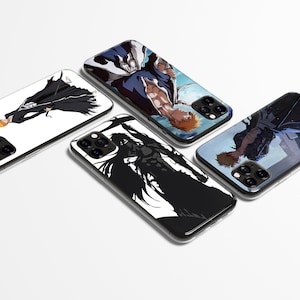 Op de afbeelding: Vier telefoonhoesjes met anime-achtige karakterontwerpen. De hoesjes tonen verschillende personages in actieposes, met een mix van zwart, wit en levendige kleuren. De hoesjes liggen op een wit oppervlak.