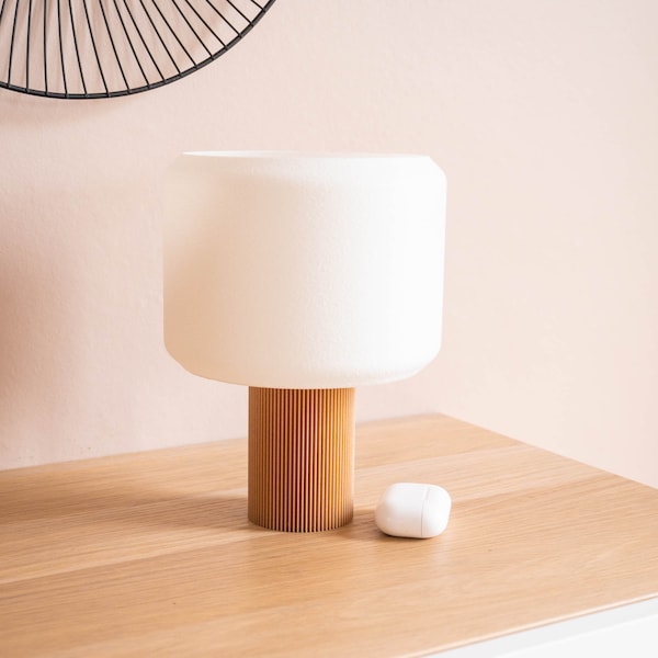 LUEUR notre lampe design et élégante, dessinée avec style et fabriquée en France à base de bio plastique et de bois recyclé