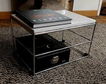 Mesa moderna vintage con tablero de piedra: una pieza de diseño única de Suiza