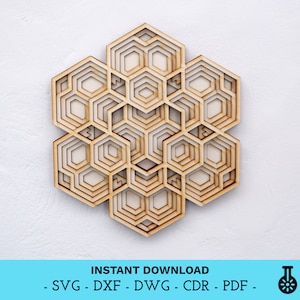 Puede incluir: Un diseño cortado con láser que presenta un patrón geométrico de hexágonos superpuestos. El diseño está hecho de madera y tiene un color marrón claro.