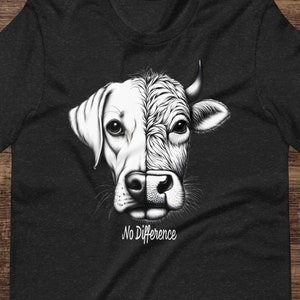 Può includere: Maglietta nera con una grafica di una testa di cane e mucca combinate. La grafica è in bianco e nero e il testo "No Difference" è sotto l'immagine.