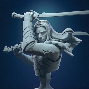 Puede incluir: Un busto de guerrero elfo impreso en 3D en gris, sosteniendo una espada. El elfo tiene el pelo largo y lleva armadura. El busto está sobre una base gris.