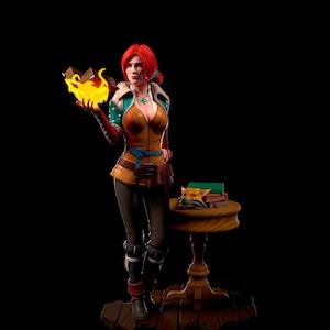 Peut inclure: Une figurine de femme aux cheveux roux tenant un livre dont les flammes s'échappent. Elle porte une veste en cuir marron, une chemise verte et un pantalon marron. Elle se tient sur une base en bois avec une petite table à côté d'elle. La table a un livre et une petite figurine d'animal dessus.