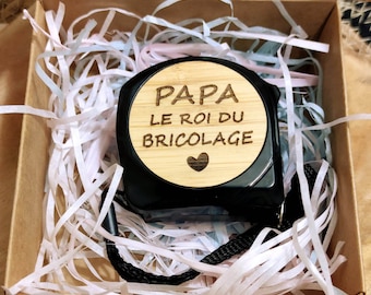 Cadeau Bricoleur Personnalisable - Noël - Mètre Ruban avec Blocage et Crochet - Texte Personnalisé - Idée Cadeau Fête des Pères Anniversaire