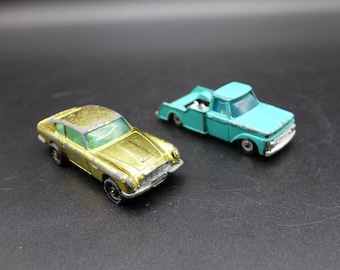 Set van 2 CORGI speelgoedauto's. De Corgi Rockets Aston Martin DB6 en Corgi Juniors Ford Camper uit de jaren 70