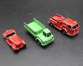 Set van 3 TOOTSIE speelgoedauto's. De MG 2-deurs coupé-auto, shuttle-truck en de Pumper-brandweerwagen van Tootsie Chicago IL