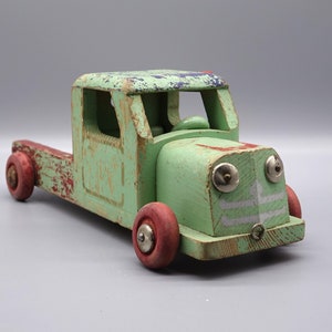 Vintage WOOD TRUCK From the 40-50s In Well-Used Condition, which gives it more character. Beautiful toy, unfortunately without a flatbed.