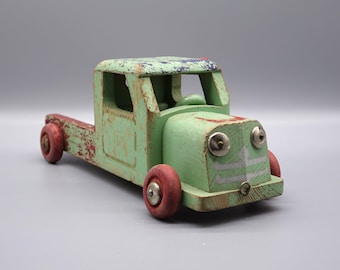 Vintage WOOD TRUCK From the 40-50s In Well-Used Condition, which gives it more character. Beautiful toy, unfortunately without a flatbed.
