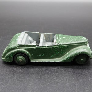 Vintage DINKY TOYS The No 38e Toy Car. Dinky 38e Armstrong Siddeley Coupe Green from 1946-1950. Made in England