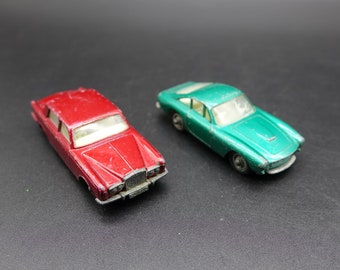 Set van 2 MATCHBOX Lesney speelgoedauto's. De Matchbox nr. 24 Rolls Royce Silver Shadow en nr. 75 Ferrari Berlinetta gemaakt in Engeland in de jaren '70