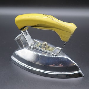 RARE! Vintage Flatiron / Clothes Iron with Beautiful Wooden Handle by ES Made in Germany in the 40-50s in Excellent Condition and Working.