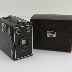 RARE! vintage BALDA MICKYRELLE Mini Box Camera Made in Germany 1931 avec étui en cuir. Appareil photo universel Doppel Objectiv / Double Lens Box