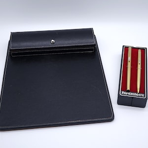 Un set da scrivania vintage con penna e matita PAPER MATE GOLD Double Heart nella scatola originale, insieme a un tappetino per mouse in pelle con spazio per le penne