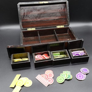 Conjunto antigo de cartas de pôquer/jogo com caixa principal decorada em madeira incrustada, 4 caixas de cartas/fichas de madeira incrustadas e 4 conjuntos diferentes de fichas do século XIX