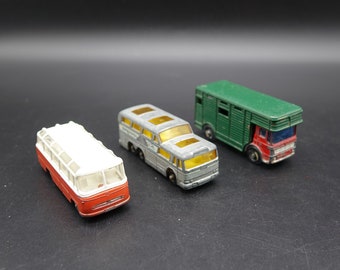 Set van 3 MATCHBOX Lesney speelgoedauto's. De Matchbox nr. 17 paardenbox, nr. 66 koets en nr. 68 Mercedes koets uit de jaren 60-70