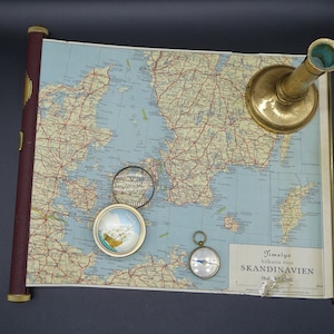 Rares ! Ensemble de système GPS vintage. Carte routière de la Scandinavie TIMELYS de 1951. Rouleau en laiton ROLLKA, boussole, loupe et bougeoir