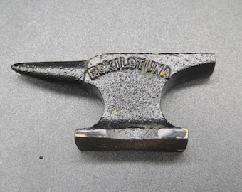 Vintage MINI ANVIL z ESKILSTUNA Szwecja. Czarne miniaturowe okrągłe kowadło rogowe dla jubilerów, naprawa biżuterii i produkcja biżuterii, wyprodukowane w Szwecji