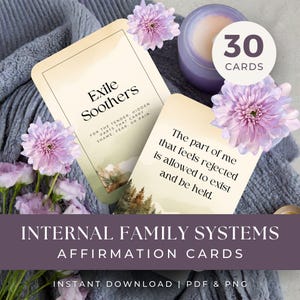 Puede incluir: Un juego de cartas de afirmación de Sistemas Familiares Internos con el texto "Exile Soothers" y "La parte de mí que se siente rechazada puede existir y ser sostenida." La imagen incluye 30 cartas, flores moradas y un tarro morado.