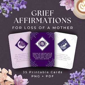 Może przedstawiać: Trzy karty afirmacyjne dla żałoby, z tekstem "GRIEF AFFIRMATIONS FOR LOSS OF A MOTHER." Karty są fioletowe i białe, z kwiatowymi i niebiańskimi wzorami. Obraz zawiera lawendę i filiżankę kawy.
