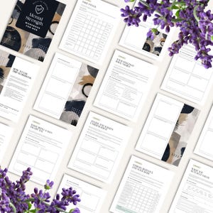 Może przedstawiać: Zeszyt ćwiczeń zatytułowany Mental Strength Workbook for Men z ciemnoniebieską okładką z abstrakcyjnymi czarnymi, białymi i beżowymi kształtami. Zeszyt zawiera r&oacute;żne strony wewnętrzne z nagł&oacute;wkami takimi jak Take Stock, Your Feelings Have Names oraz Stress, Burnout and Your Body, z tabelami, listami kontrolnymi i zadaniami pisemnymi.