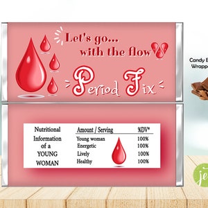 Può includere: Confezione di barretta di cioccolato rosa e bianca con il testo "Let's go... with the flow Period Fix" e un grafico a goccia di sangue rosso. La confezione include anche una tabella di informazioni nutrizionali con il testo "Giovane donna, Energica, Vivace, Sana" e il valore giornaliero percentuale del 100% per ciascuno.
