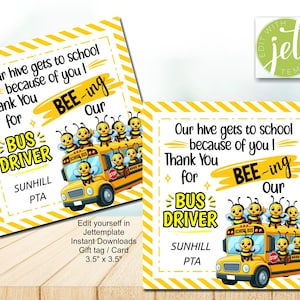 Op de afbeelding: Twee vierkante cadeaulabels met geel-witte diagonale strepen als rand. De tekst luidt: Our hive gets to school because of you! Thank You for BEE-ing Our BUS DRIVER. SUNHILL PTA. Een illustratie van een gele schoolbus met cartoonbijen.