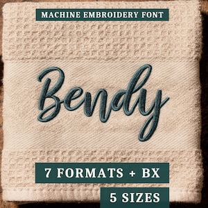 Puede incluir: Una tela beige con textura de gofre que presenta la palabra "Bendy" bordada en verde oscuro en letra cursiva. Etiquetas rectangulares de color verde oscuro con texto blanco dicen "MACHINE EMBROIDERY FONT", "7 FORMATS + BX" y "5 SIZES".