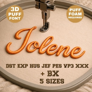 Puede incluir: Un diseño de bordado con fuente 3D en relieve de color naranja que dice "Jolene" se muestra en un bastidor de bordado. El texto "3D PUFF FONT" y "PUFF FOAM REQUIRED" están en la imagen. El diseño incluye DST, EXP, HUS, JEF, PES, VP3, XXX, + BX y 5 TAMAÑOS.