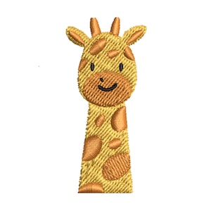 K&ouml;nnte beinhalten: Eine gestickte Giraffe mit einem l&auml;chelnden Gesicht. Die Giraffe ist gelb und orange mit einem braunen Fleckenmuster.