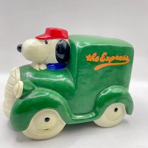 Rzadka skarbonka Snoopy z zielonym vanem, Syndicate Inc. (1958-1966)