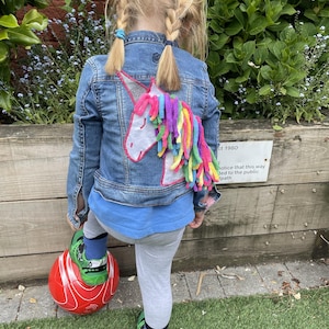 Personalisierte Einhorn Jeansjacke: Upcycled Jeansjacke mit Applikation bestickt