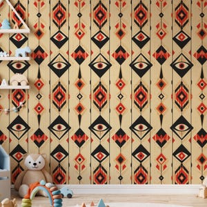 Peut inclure: Papier peint beige avec un motif géométrique répété de losanges noirs, rouges et orange et de motifs en forme d'œil. Le papier peint a une texture de grain de bois vertical, créant un aspect rustique.