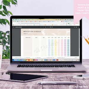 K&ouml;nnte beinhalten: Ein Laptop zeigt eine Medikamentenplan-Vorlage mit pastellfarbenen K&auml;stchen f&uuml;r jeden Wochentag. Eine Tasse mit dem Text "All the feels lists" befindet sich links. Bleistifte in einem Metallhalter und ein Tablet liegen ebenfalls auf dem Schreibtisch.