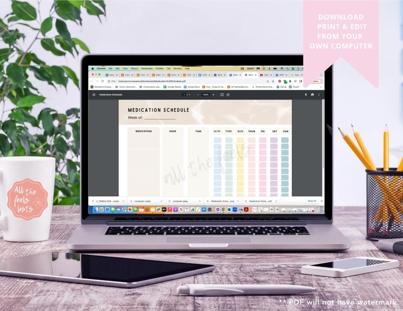 K&ouml;nnte beinhalten: Ein Laptop zeigt eine Medikamentenplan-Vorlage mit pastellfarbenen K&auml;stchen f&uuml;r jeden Wochentag. Eine Tasse mit dem Text "All the feels lists" befindet sich links. Bleistifte in einem Metallhalter und ein Tablet liegen ebenfalls auf dem Schreibtisch.