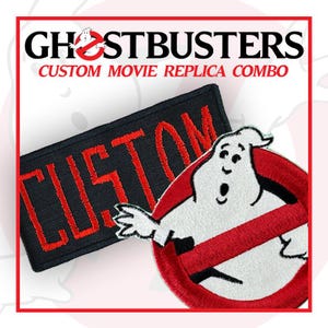 Könnte beinhalten: Ein individuelles Ghostbusters-Filmreplikat-Kombipatch-Set. Das Set enthält einen schwarzen rechteckigen Aufnäher mit "CUSTOM" in roter Schrift und einen runden Aufnäher mit dem Ghostbusters-Logo und dem roten Geistersymbol.