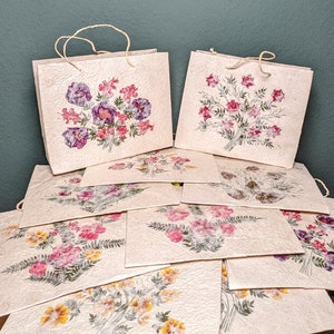 petit sac en papier en papier fait main/Antemoro avec décoration de fleurs et poignées en sisal, sac cadeau, emballage cadeau - fait main