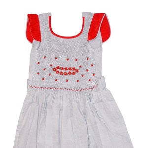 handgenaaide en geborduurde gesmokte jurk voor meisjes (ca. 6 jaar / Duitse maat 116) wit / blauw / rood - 100% katoen