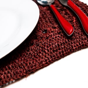 crocheted rectangular placemat (31 x 43 cm) made of red raffia - - handmade placemats