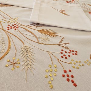 Rectangular, embroidered tablecloth (165 x 250 cm) and 10 matching napkins - hand-embroidered with floral motifs (dried flowers), 100% cotton