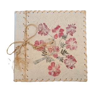 Piccolo album in carta fatta a mano con decorazione di fiori secchi in copertina e 20 pagine per le tue idee