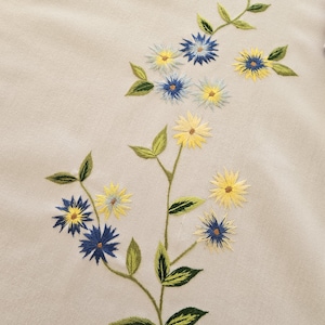 Hand-embroidered white tablecloth with matching napkins made of 100% cotton - rectangular tablecloth, cotton tablecloth with floral decoration