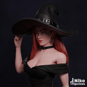 Peut inclure: Figurine d'une femme aux longs cheveux roux, portant un chapeau de sorcière noir, un ras du cou et une robe à épaules dénudées. Le chapeau a une boucle. La figurine a une expression sévère et tient le bord du chapeau. Le logo "Niko Figurines" est en bas à droite.