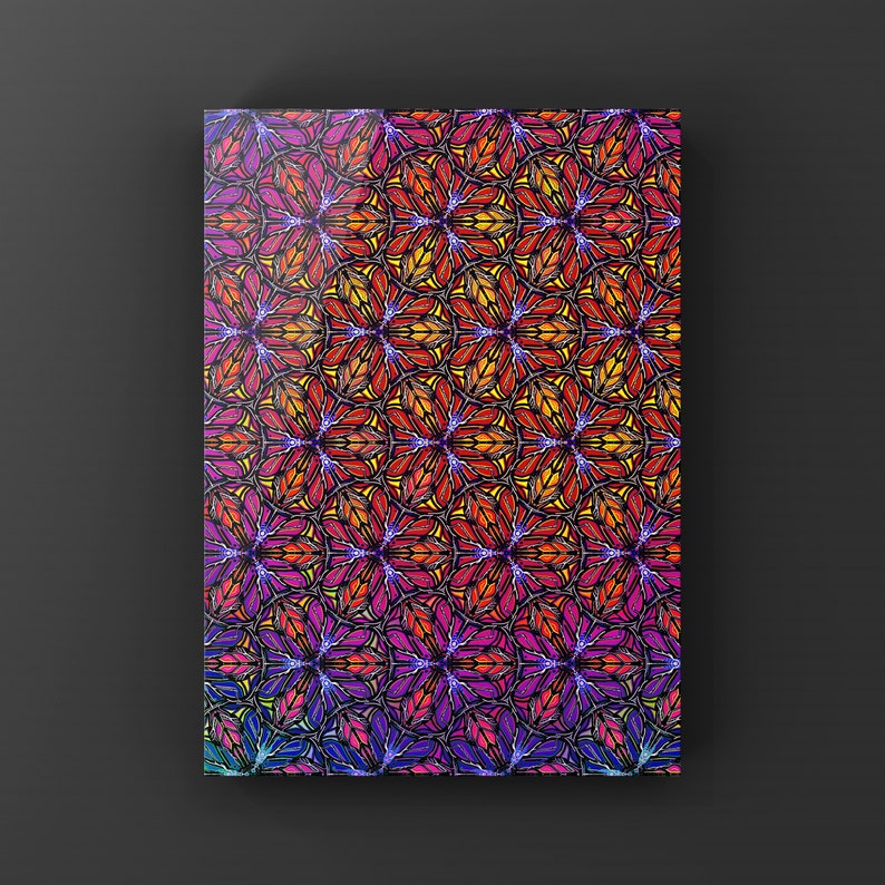 Op de afbeelding: Een kleurrijk geometrisch patroon met een herhalend ontwerp van gestileerde bloemen in tinten rood, oranje, geel, blauw en paars.