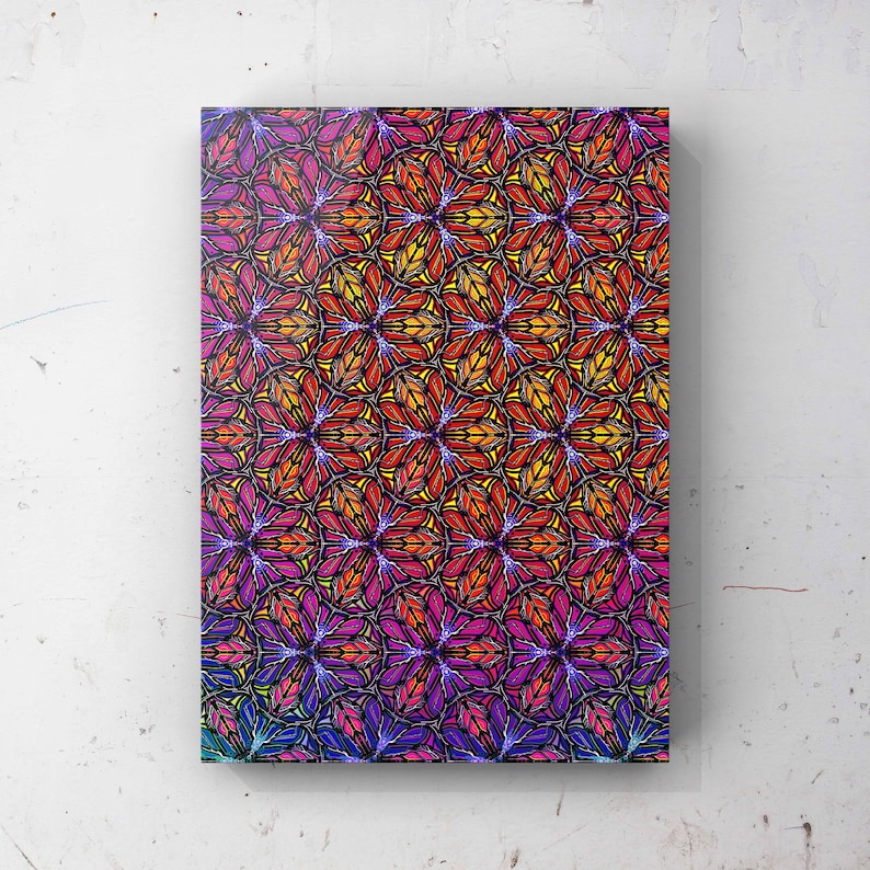 Op de afbeelding: Een kleurrijk abstract patroon met een verloop van rood, oranje, geel, groen, blauw en paars. Het patroon bestaat uit herhalende geometrische vormen die lijken op bloemen.