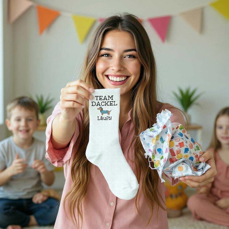 Lustiges Geschenk für Dackelbesitzer: Socken mit Dackel-Spruch.